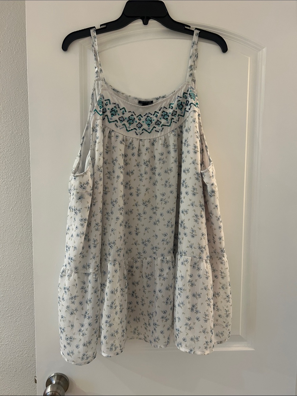 torrid White Floral Embroidered Cold-Shoulder Camisole